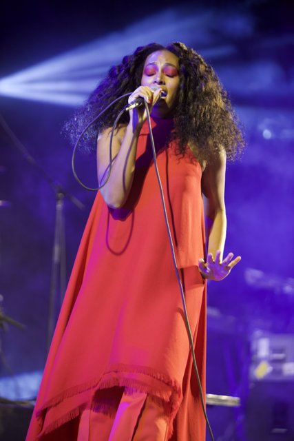 Solange Shines on Stage