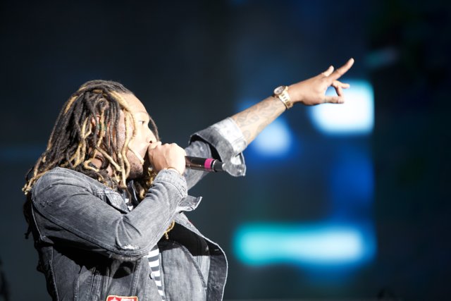 Hands Up, Dreadlocks Flowing: A Captivating Solo Performance