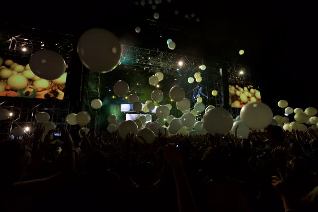 Balloon-filled Crowd at Coachella 2011 Saturday Concert