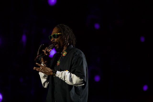 Snoop Dogg electrifies crowd at Super Bowl halftime show