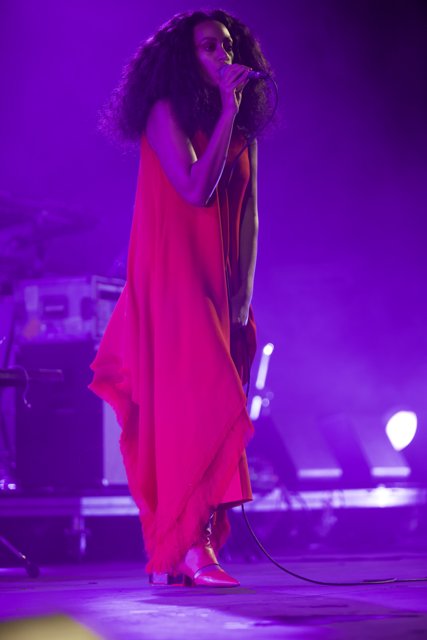Solange Lights Up the Stage in Red