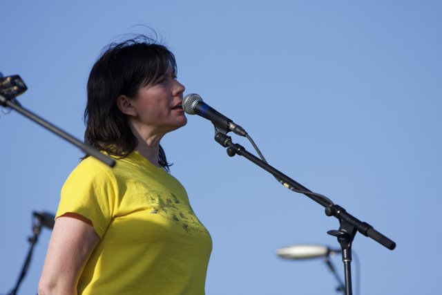 Kelley Deal Rocks Coachella Stage with Two Microphones!