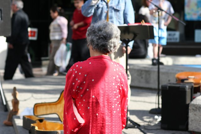 Red-Shirted Pianist Rocks Little Tokyo