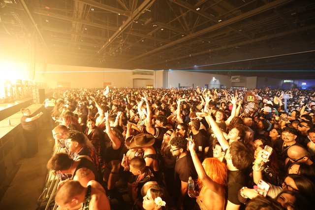 Massive Indoor Crowd Surges at Wobbleland 2026