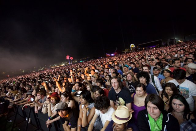 Coachella 2011: A Massive Crowd Grooves to Their Favourite Tunes!