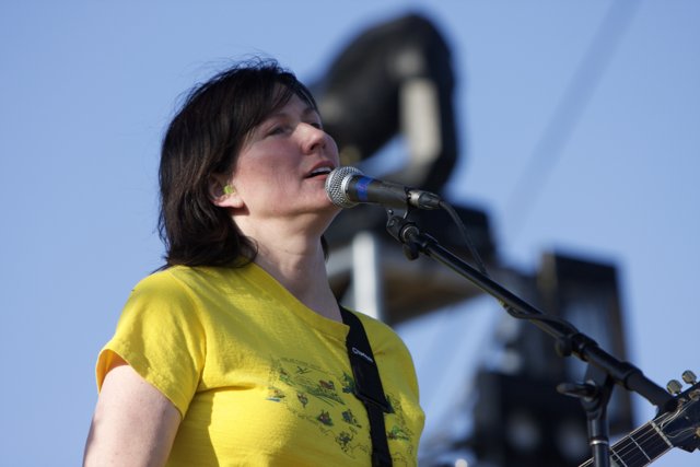 Karin Enke rocks the mic at Coachella 2008