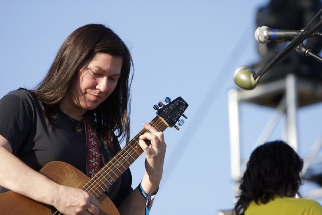 Kim Deal Shreds on Her Acoustic Guitar at Coachella 2008