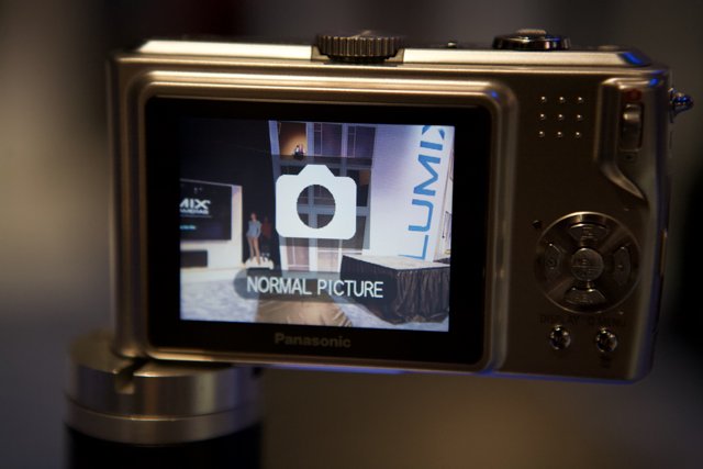 Digital Camera with Live Screen