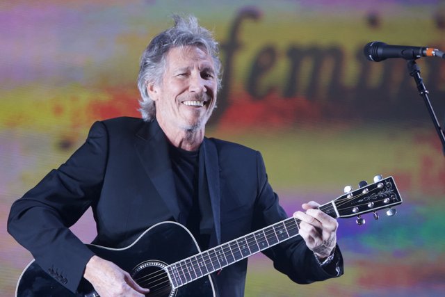 Roger Waters Rocking out at Coachella 2008