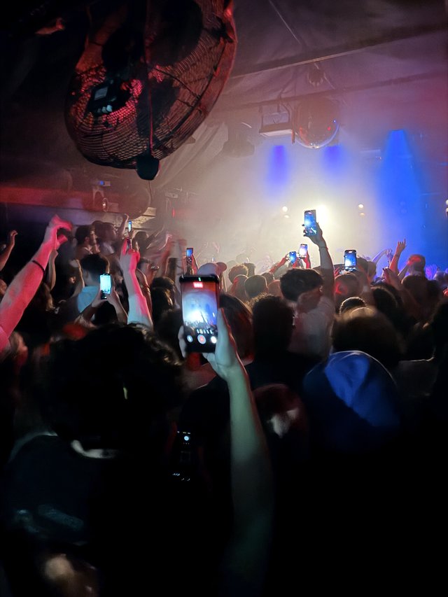 Concert Crowd Capturing Performance on Smartphones at Night