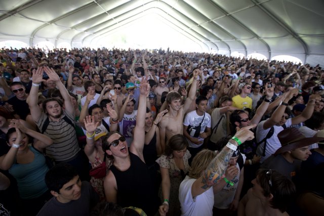 Coachella 2009 Crowd Gets Pumped