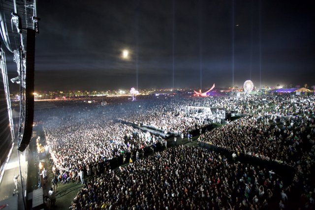 Coachella 2011: Massive Crowd Takes Over Sunday Night