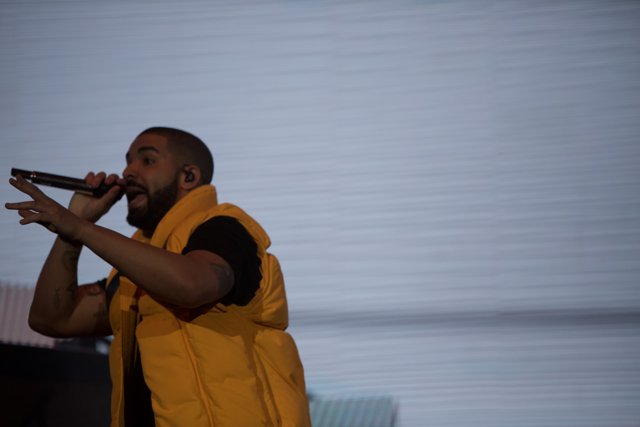 Drake electrifies the O2 Arena with a solo performance