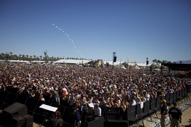 Coachella 2012 Crowd Surges to the Beat