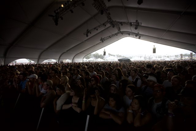 Coachella Crowd Enjoys Saturday Concert