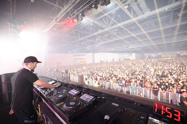 DJ Ignites Massive Indoor Festival Crowd at Wobbleland