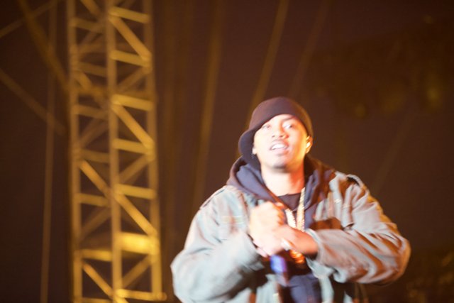 Nas Takes the Stage in Hoodie and Cap