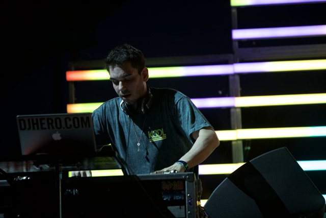 DJ AM electrifies Coachella crowd with his beats