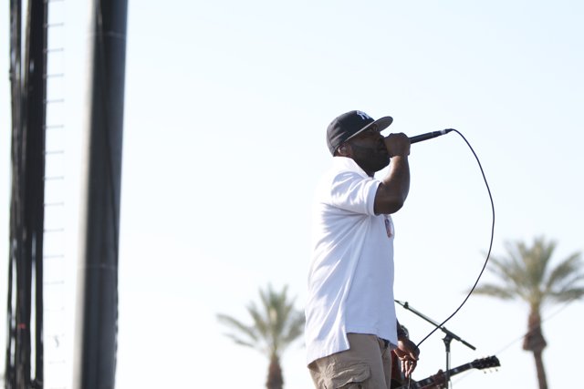 Black Thought serenades Coachella crowd with his microphone
