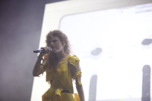 Solo Performance Queen in Yellow