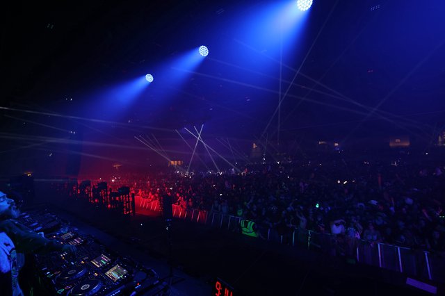 DJ Commands the Dance Floor at Wobbleland 2026