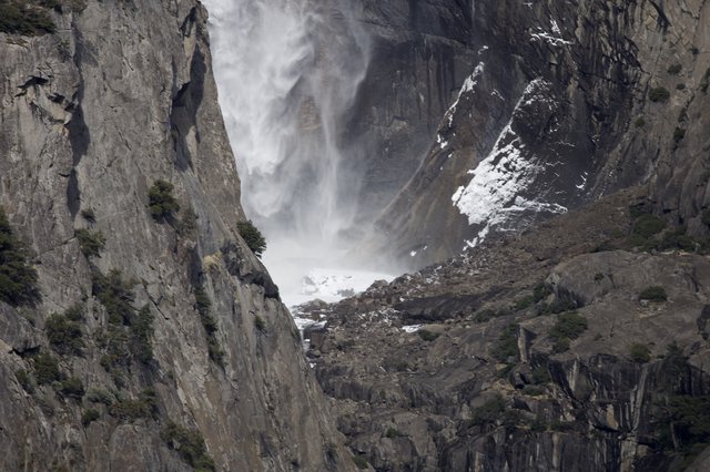 Powerful Cascade Through Yosemite's Granite Cliffs