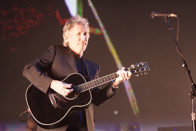Roger Waters Takes Center Stage