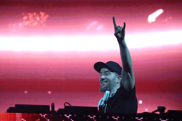 DJ Throws Up Horns at Wobbleland Festival 2026