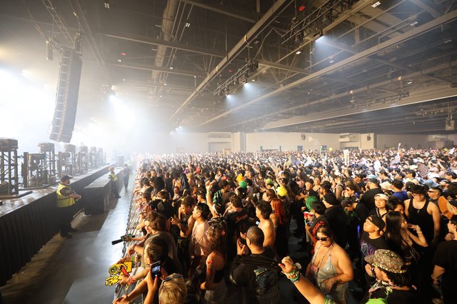 Massive Crowd Fills Indoor Venue at Wobbleland 2026