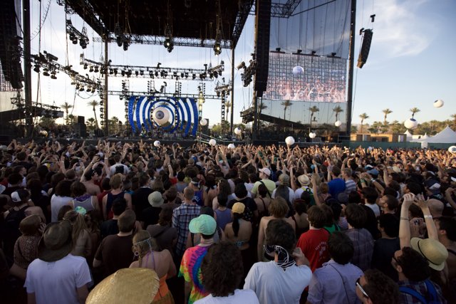 Coachella 2009: A Sea of People and Hats