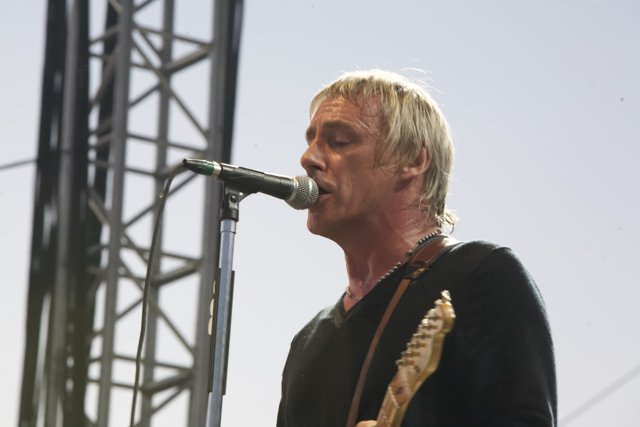 Paul Weller's Electrifying Solo Performance