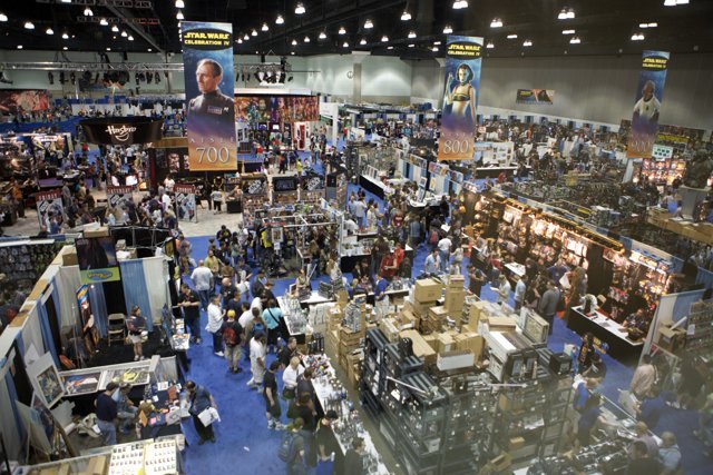 Star Wars Convention 2007: A Bustling Hall of Fans and Celebrities