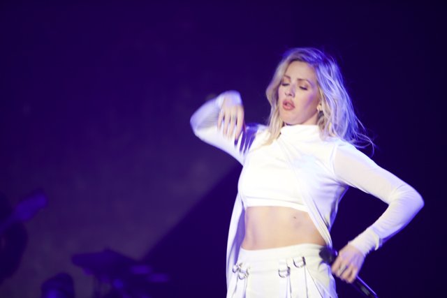 Ellie Goulding's Electrifying Solo Performance