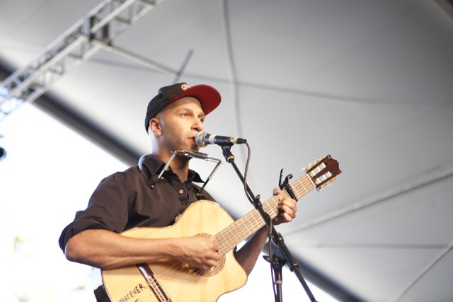 Tom Morello mesmerizes the crowd with his guitar skills
