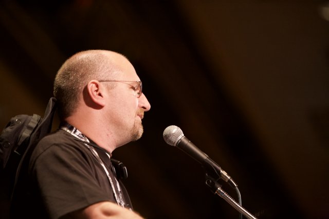 Entertainer Rocks the Mic at Defcon 17