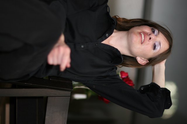 Penelope in Black: Relaxed Elegance with Red Roses