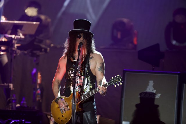 Slash Shreds the Stage in Atlanta with Guns N Roses
