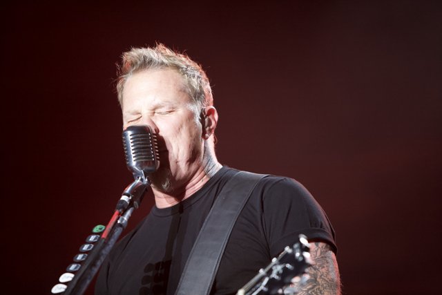 James Hetfield electrifies the stage with metallichead