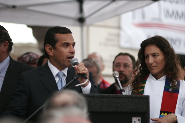 Mayor Antonio Villaraigosa and Partner Deliver Speech at Podium