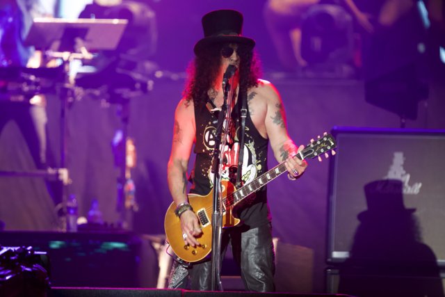 Slash Shreds in Atlanta with Guns N Roses