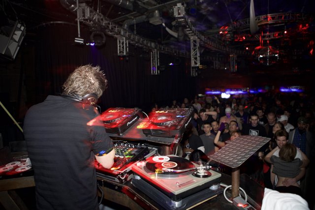 The Ultimate Nightclub Vibe with DJ Elliot Giles