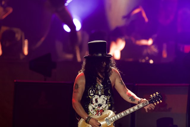 Slash Shreds Atlanta with Guns N Roses
