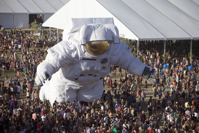 The Giant Astronaut and the Enthralled Crowd
