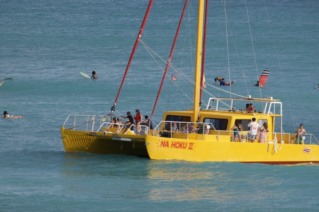 Vibrant Seas and Leisure Tides: Afternoon Sailing in Hawaii
