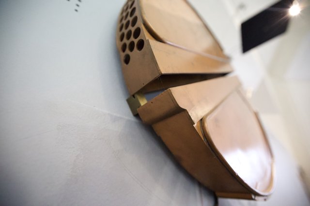 Geometric Brass-Colored Bookends with Honeycomb Pattern