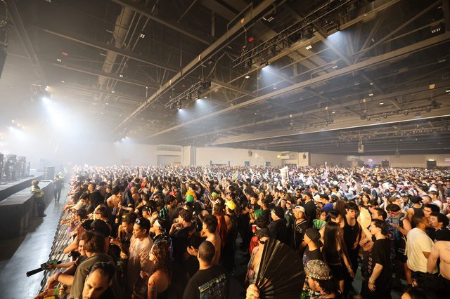 Massive Indoor Crowd Surges at Wobbleland 2026