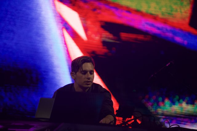 Flume Rocks the Laptop on Stage