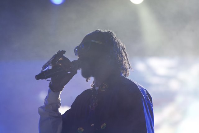 Snoop Dogg Sets the Stage on Fire at the 2012 Grammys