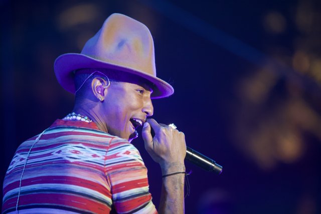 Pharrell Williams Rocks the 2013 Grammys in Cowboy Hat
