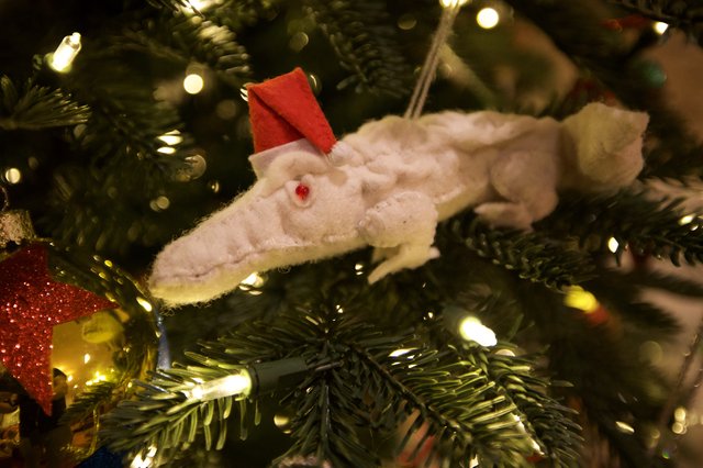 Festive Alligator Christmas Tree Ornament with Santa Hat